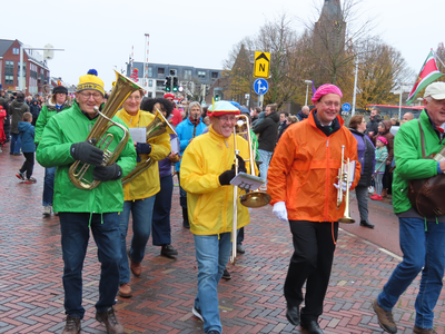912293 Afbeelding van de feestband van de muziekvereniging 'De Bazuin De Meern', tijdens de intocht van de Sint op het ...